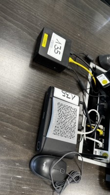 1 Mini-PC Intel NUC (ohne Festplatte) mit Verbindungsrouter Barco CSE-200 ClickShare